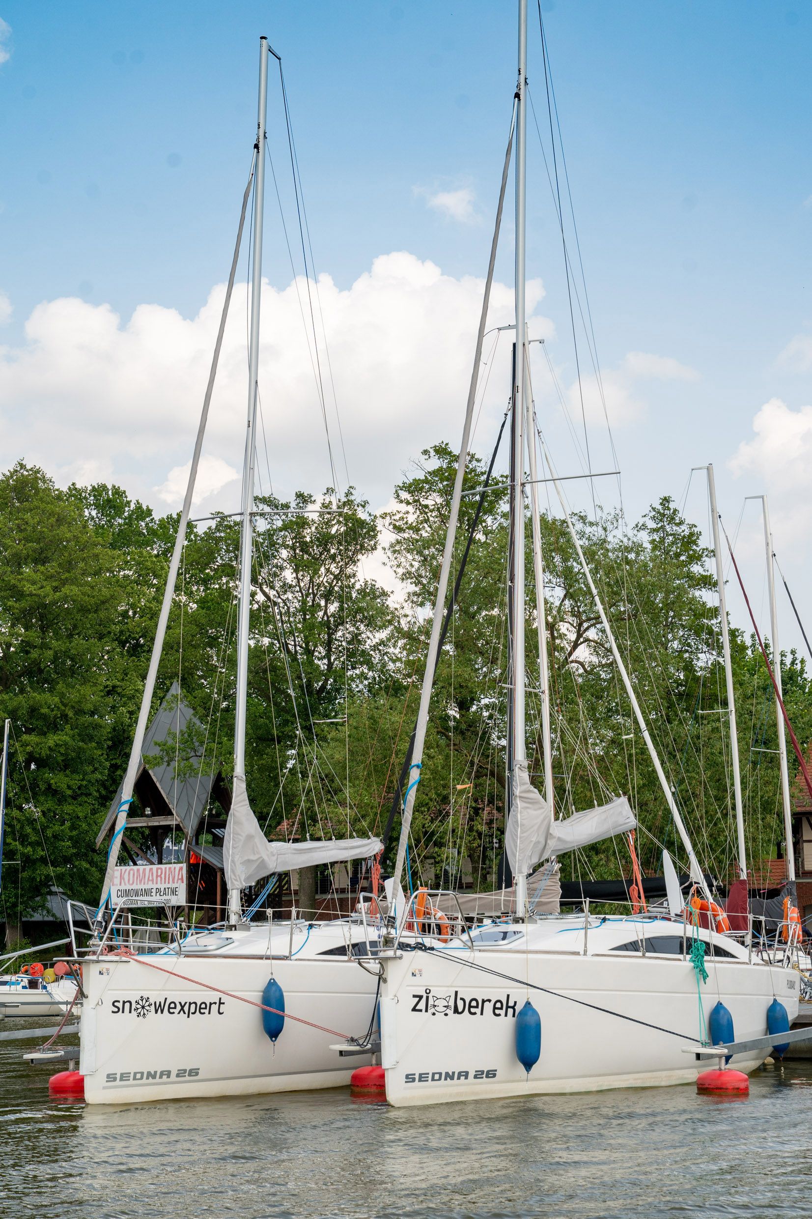 Jacht na jezioraku gotowy do czarteru